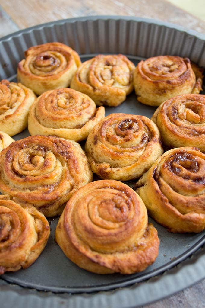 Rouleaux à la cannelle keto fraîchement cuits dans une poêle