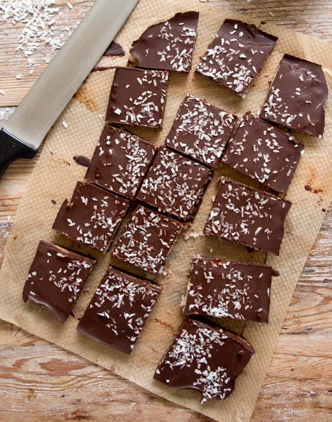 Dark chocolate with a soft and creamy coconut filling: You only need 5 ingredients for this sugar free, low carb Bounty Bar Chocolate Bark. 