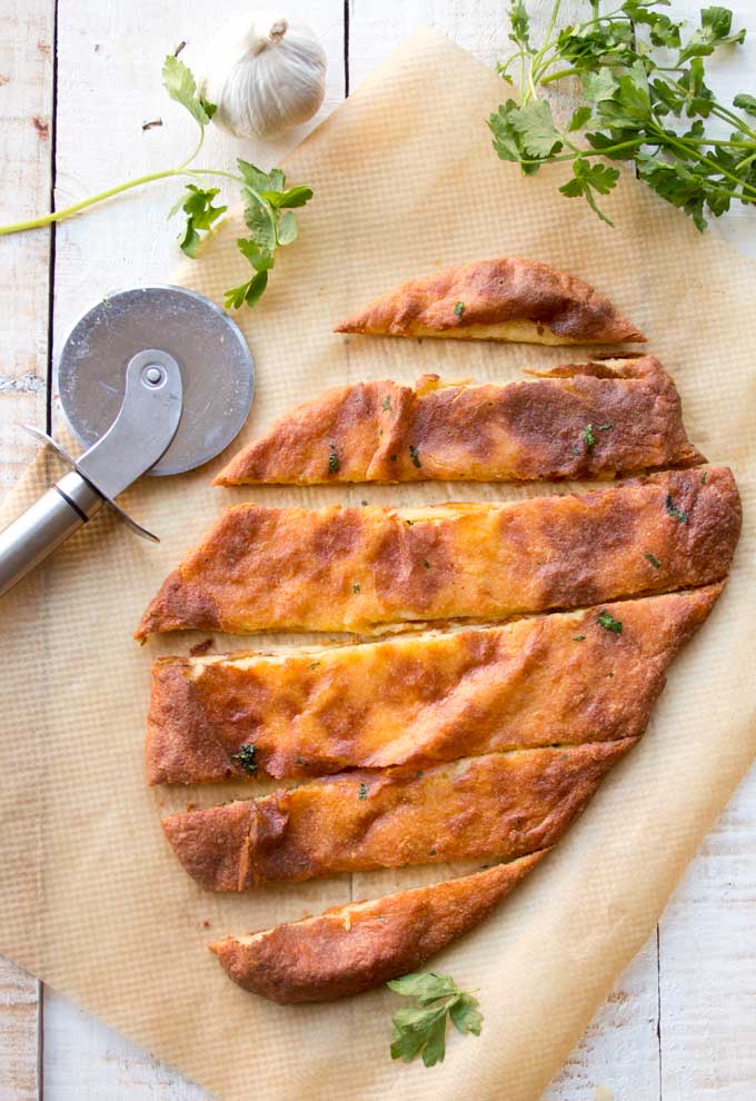 sliced keto garlic bread