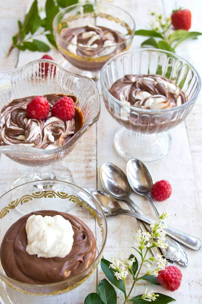 4 bowls of mascarpone mousse and spoons with berries