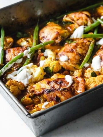 a chicken curry traybake with green beans