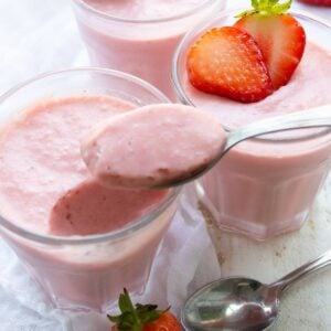 Strawberry mousse in dessert glasses and a spoon.