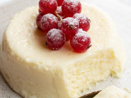 https://sugarfreelondoner.com/wp-content/uploads/2020/08/keto-microwave-cheesecake-1200-500x375.jpg