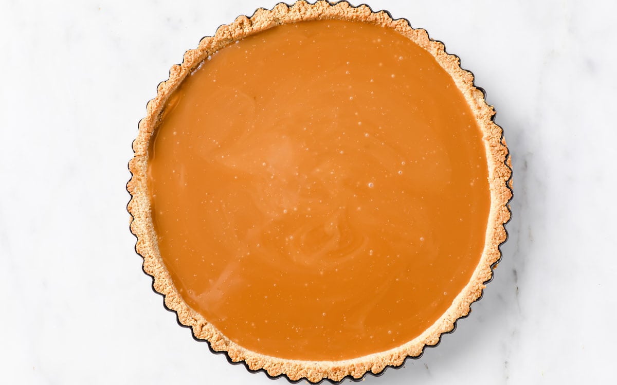 A pie crust filled with toffee.