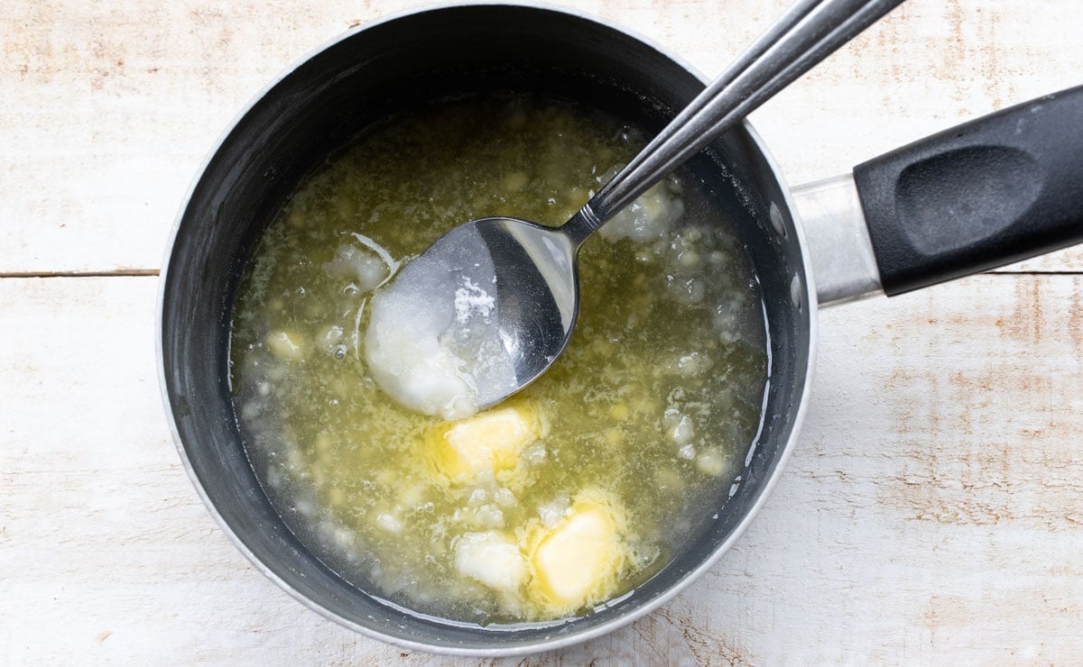 Melting butter and Bocha Sweet in a saucepan.