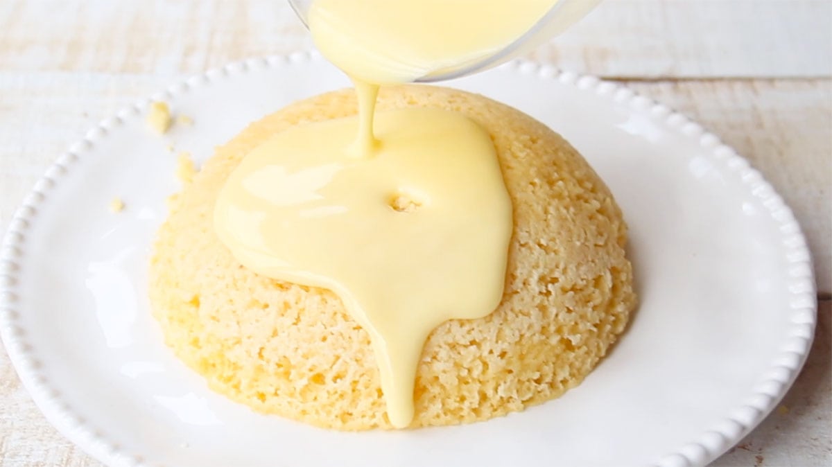 https://sugarfreelondoner.com/wp-content/uploads/2022/12/keto-lemon-mug-cake-step-6.jpg