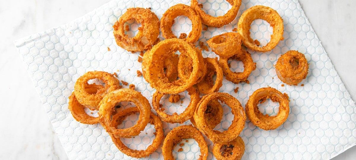 Onion rings on a piece of kitchen paper.