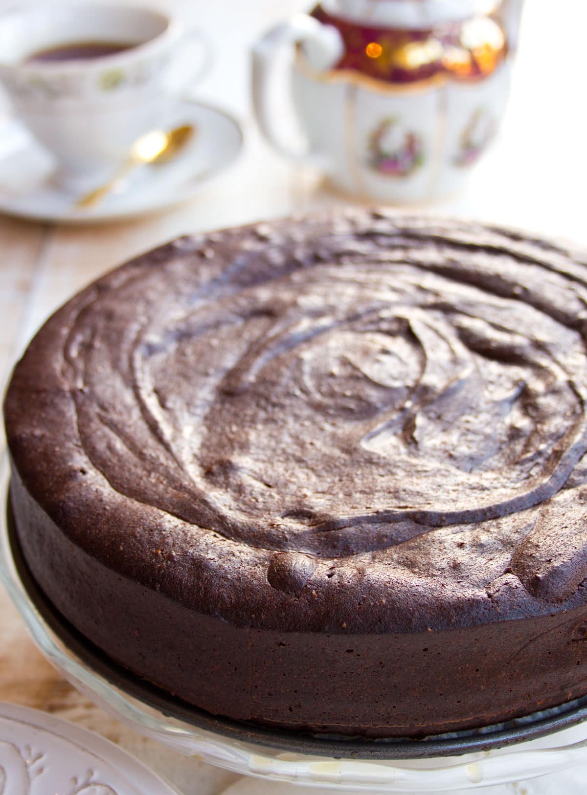 The finished chocolate cake on a cake stand.