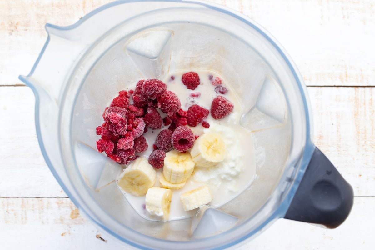 Ingredients to make this smoothie in a blender jug.