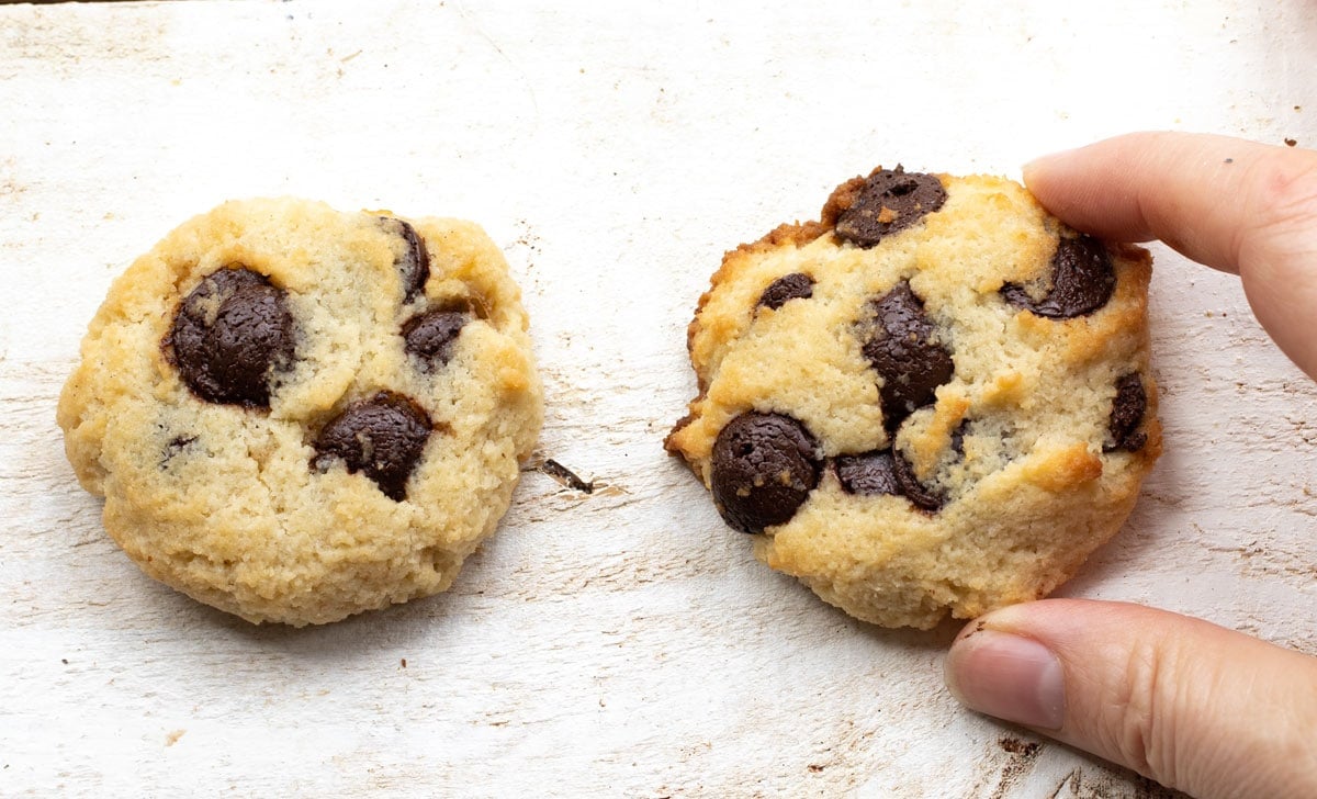 2 cookies, the one on the right contains only butter and is browned more than the one on the left.