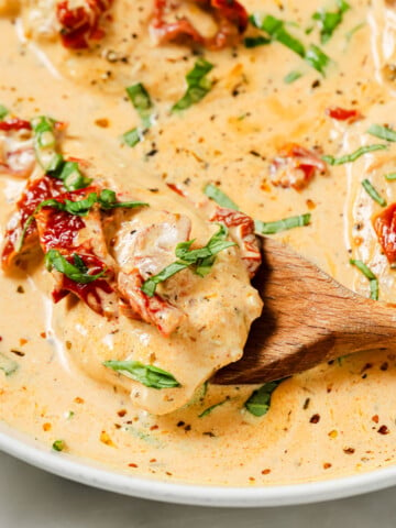 Marry me chicken with chicken fillets in a sun-dried tomato cream sauce.