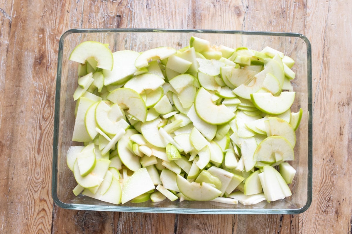 Apple slices and chayote slices in the baking dish.