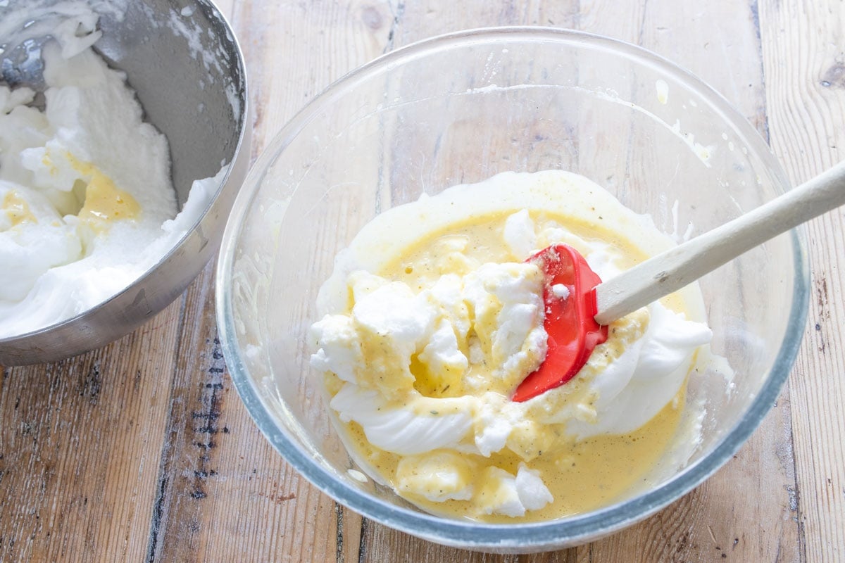 Mixind the stiff egg white with the egg yolk clottage cheese mixture in a bowl.