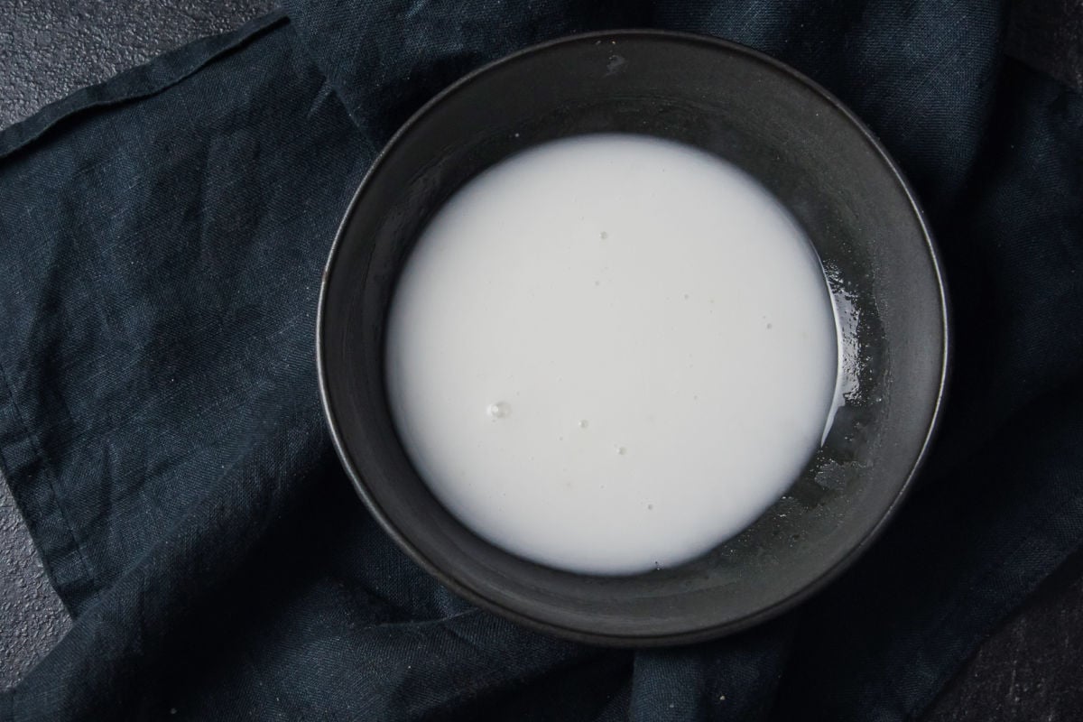 Sugar free icing in a bowl.