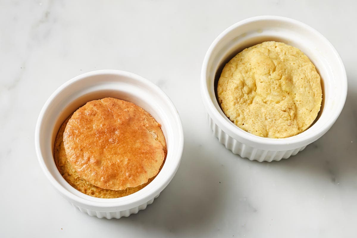 The finished flaxseed mug bread in ramekins. On the left the airfryer version with a crust, on the right the microwaved version.